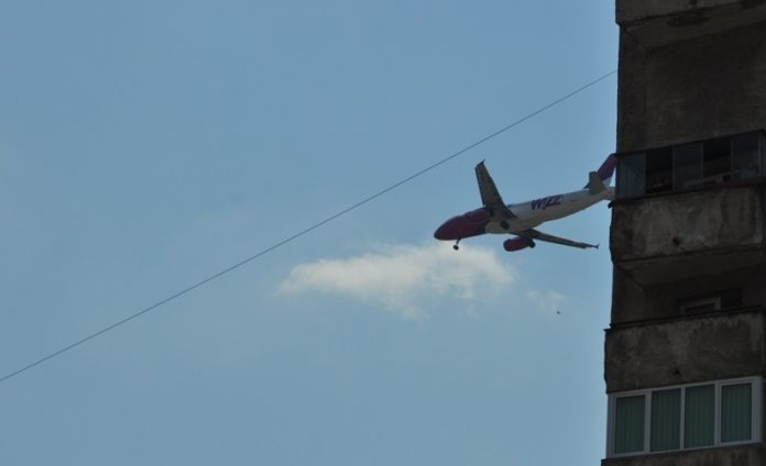 avion printre blocuri