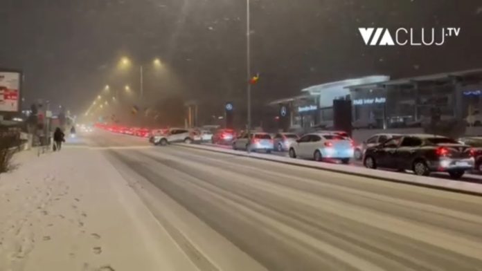 Arhivă: Probleme pe Calea Turzii – mașini blocate în coloană din cauza zăpezii, șoferii ajută la fluidizarea traficului