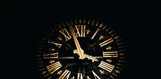 România trece la ora de iarnă în această noapte