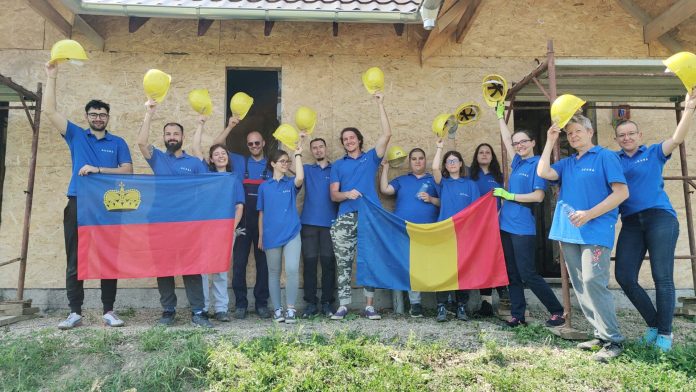 Voluntari dintr-o echipa deschisa CORE