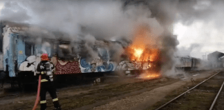 Incendiu în Gara Cluj-Napoca: două vagoane dintr-o garnitură dezafectată au luat foc