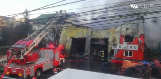 Peste 80 de pompieri din Cluj au luptat cu orele să stingă incendiul izbucnit într-o hală din Baciu
