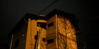 O casă de trei etaje de pe strada Uliului a luat foc – Pompierii au stabilit care a fost cauza