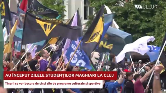 VIDEO Trei mii de tineri s-au adunat în Piața Unirii la deschiderea Zilelor Studenților Maghiari din Cluj