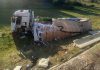 Accident la Păniceni – Un tir care transporta mașini de spălat s-a răsturnat