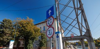 Atenție, șoferi! Un limitator de înălțime a fost instalat pe un pod din Cluj