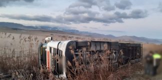 Huedin: Un autotren s-a răsturnat în șanț