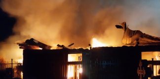 Un incendiu puternic a cuprins mai multe locuințe improvizate din Gherla