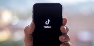 Opt din zece adolescenți cu TikTok accesează aplicația zilnic