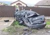 FOTO Mașină parcată făcută praf de un camion deviat în localitatea Fundătura