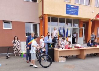 Au dat premii școlare biciclete, trotinete, role și rachete de tenis – vezi care e școala din județul Cluj