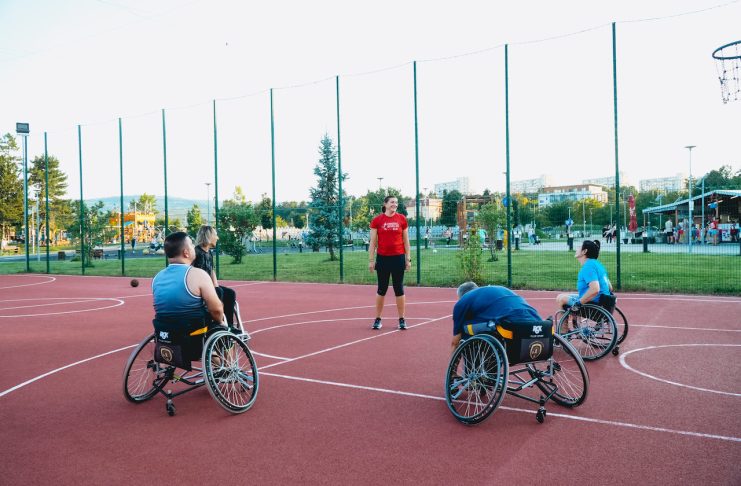Caiac Smile: șase săptămâni de caiac, tenis, baschet și echitație pentru persoanele cu dizabilități