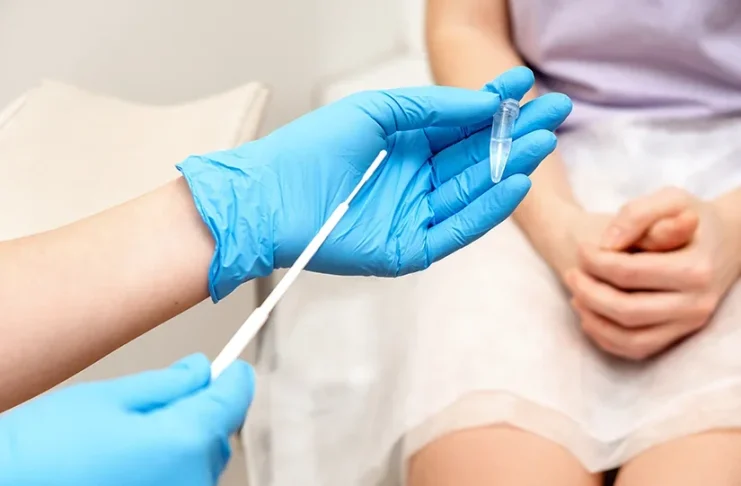 Moașele intră în lupta contra cancerului de col uterin: proiectul care poate salva sute de mii de vieți de femei din România