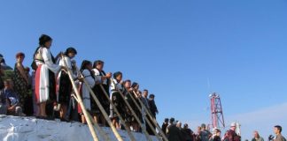 Târgul de Fete de pe Muntele Găina: sub 10.000 de participanți, incident cu un rănit în tabără Image