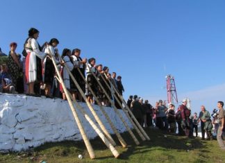 Târgul de Fete de pe Muntele Găina: sub 10.000 de participanți, incident cu un rănit în tabără