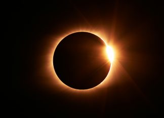 Cerul va oferi un spectacol dublu: eclipsa parțială de Soare și maximul curentului de meteori Perseide