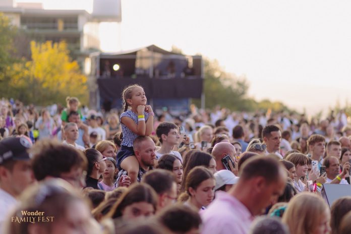main stage crowd