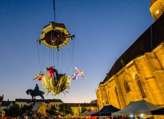 Cerul din centrul Clujului devine scenă: acrobațiile aeriene revin la Festivalul WonderPuck pentru copii